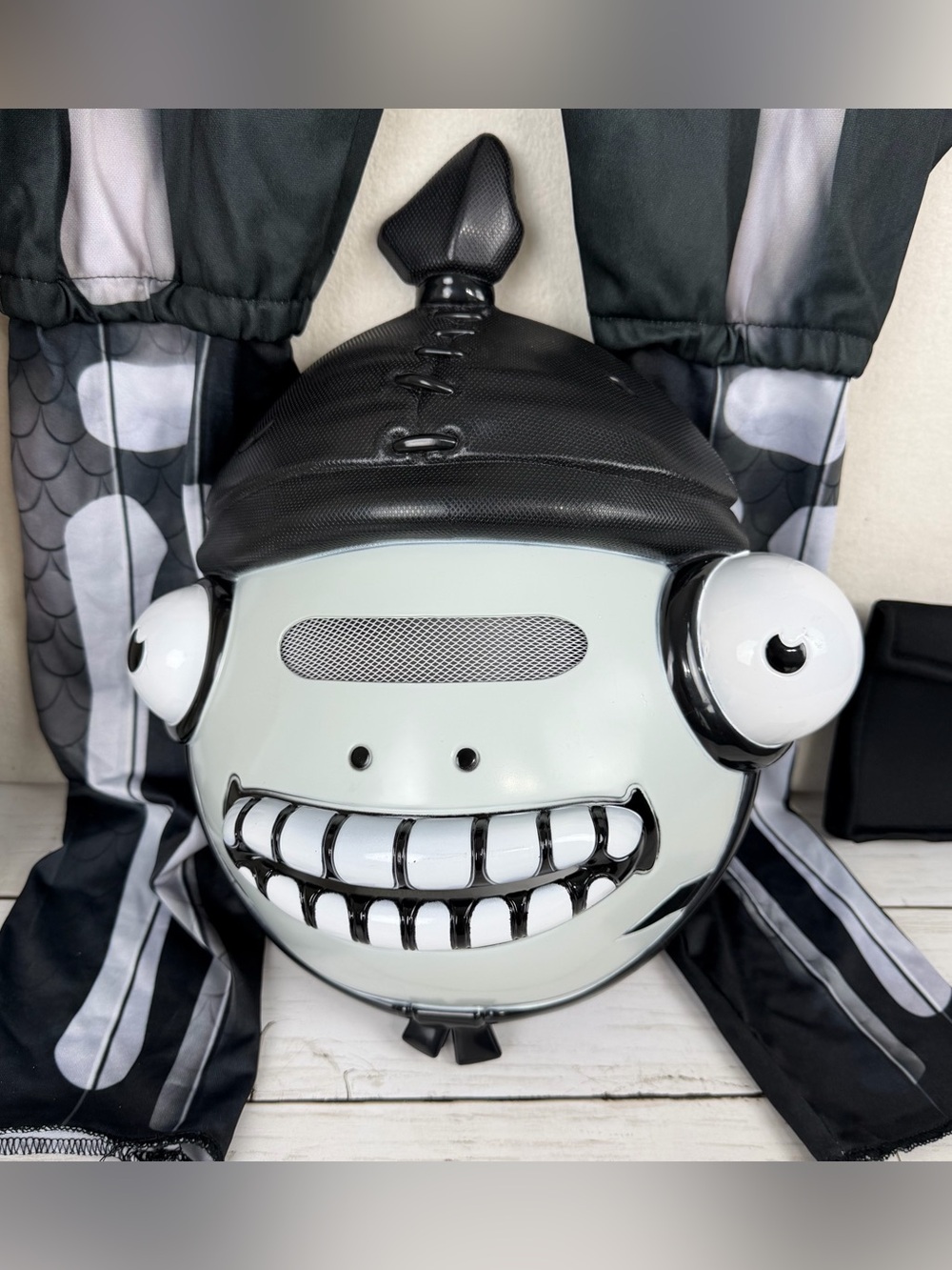 Fortnite Fishskull Costume Youth 12/14 Jumpsuit Mask Belt Pouch Halloween - Picture 3 of 14